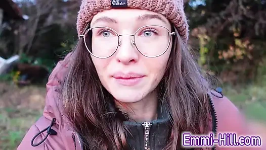 Neredeyse yakalanıyordum! Sıska kız herkesin içinde şişman amını sikiyor