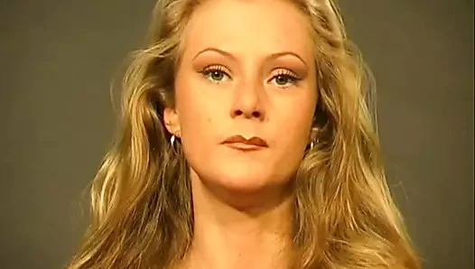 Michaela'nın ilk seçmeleri, güzel kız, bir seks oyuncağıyla traş amını mastürbasyon yapan bir porno yıldızı