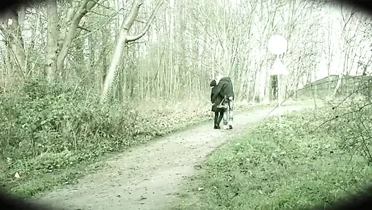 Seksi dövmeli hatun soyunuyor ve azgın amında büyük bir yarak için azgın