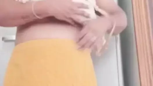 Hint teyze gösterilen göğüsler