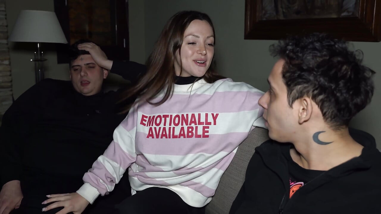 Luchiibb şişman gavatın yanında erkek arkadaşının en iyi arkadaşını sikiyor! Creampie