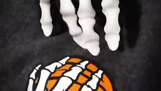 Göğüslere ve kediye dokunan bir iskelet