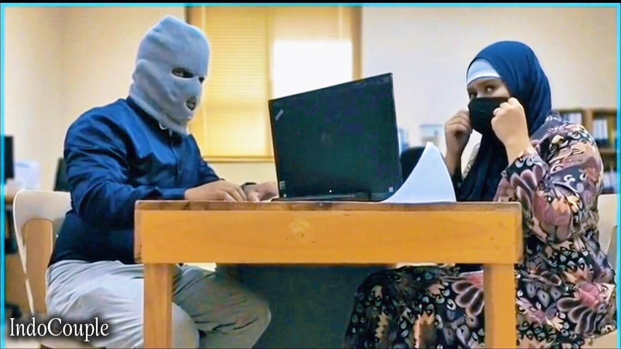 Istri muslim berhijab selingkuh sama teman kantornya. Sekretaris selingkuh lagi asik muasin memeknya pakai vibrator favoritnya p