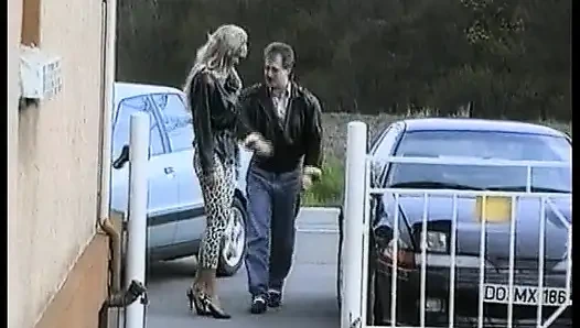 Bu Alman genç kız çift tarafından yakalandı ve onunla zamanının tadını çıkarıyor