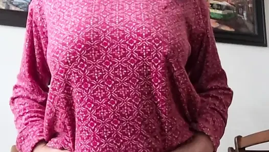 Ateşli ve ıslak üvey anne fahişe gibi sikilmeyi hayal ederek vajinasına dokunuyor