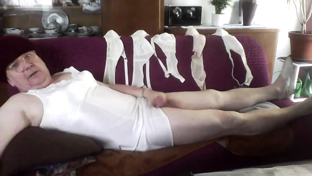 Andi Geil mastürbasyon yaparken travesti olarak