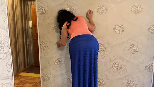 Olgun orta yaşlı seksi kadın eğildi ve götünü anal seks için hazırladı