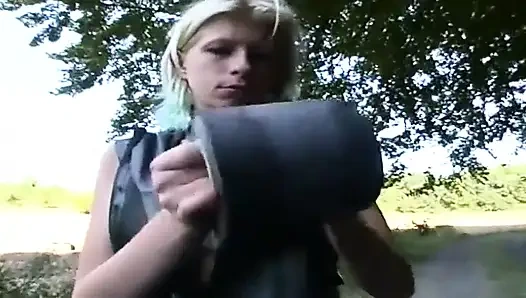 Sevimli sarışın bağlı ve yürüyüşe çıkarıldı