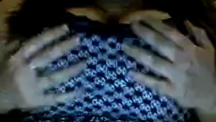 Büyük memelerimle oynuyorum