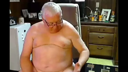 Baba tombul mastürbasyon yapıyor ve boşalıyor