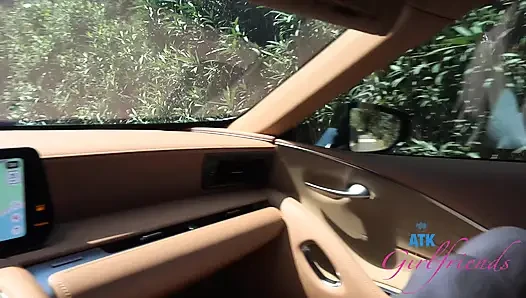 Selena ile plaj günü eğlencesi: yalınayak kum ve kabuklar, sonra yol kenarında ıslak sakso!
