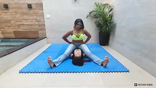 Göğüse oturma - güçlü bacaklar ve kaslar Lebian dövüş kızları