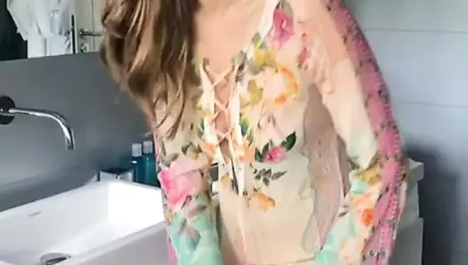 Elizabeth hurley güneşlenmeden önce kendini meshetti 2019