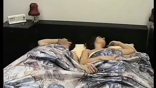 İtalyan klasik esmer yatakta sert sikiliyor