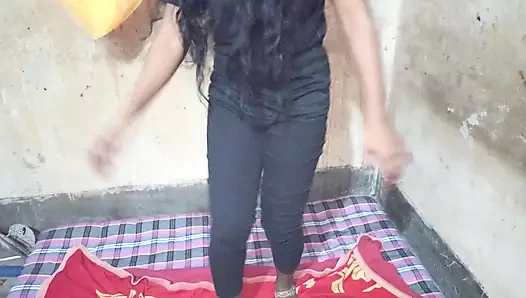 Hintli evli kadın dans ediyor