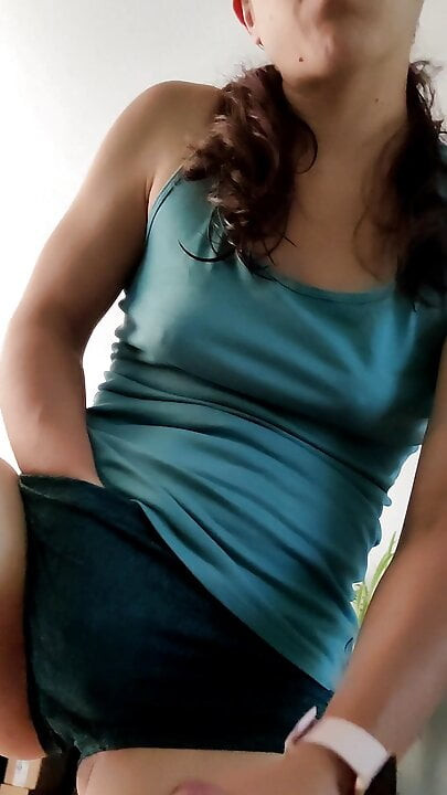 Sikini emiyor ve onun önünde kendimi cum yapıyorum - dazzlingfacegirl