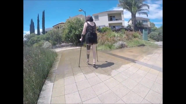 Olgun karısı, bacak askılı ve stilettolu koltuk değneği.