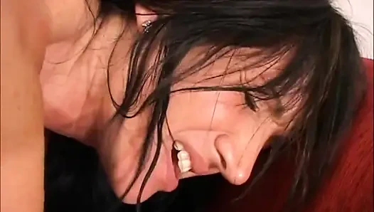 Olgun orta yaşlı seksi kadın genç canavar yarakla sert sikiliyor ve götüne boşalıyor amatör