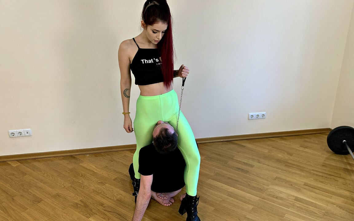 Sert amcık ibadeti ve yeşil taytlı zalim sahibe Sofi ile yüzünü tokatlıyor