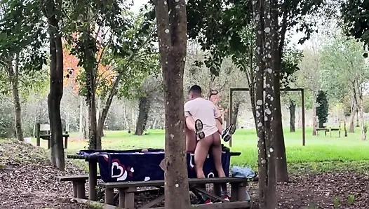 Üvey anne açık havada seks yaparken yakalanıyor