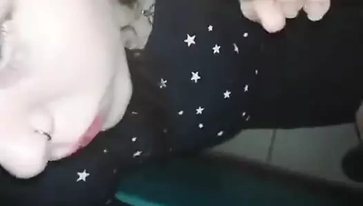 Borç içinde bir arkadaşını emdi