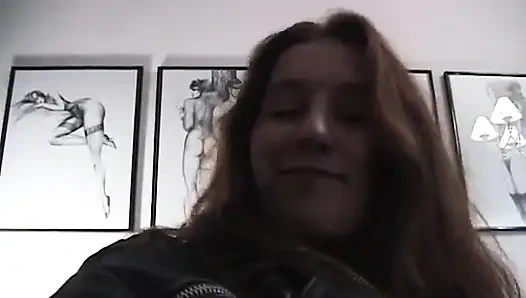 Büyük memeli orta yaşlı seksi kadın edepsiz amını tatmin ediyor