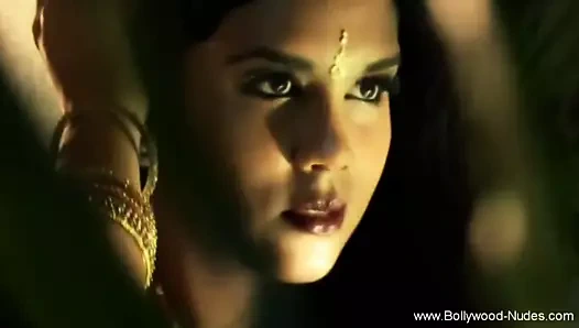 Esmer bayan dans ve sevgilisini baştan çıkarmak ve uyandırmak hissetmek