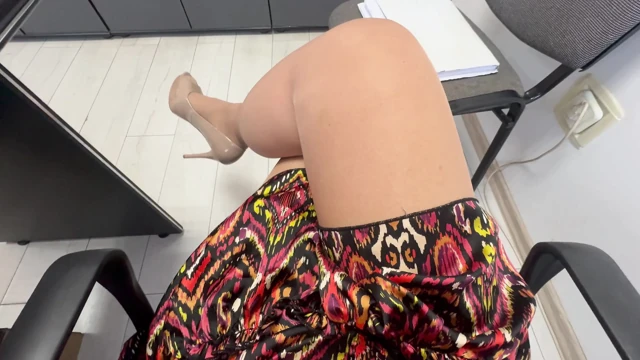 Hot elegant stepmom shows off her sexy legs in high heels in public and teases her office colleagues
