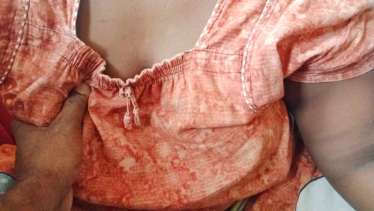 Tamil güzel ateşli desi karısının büyük göğüsleri sabah kocası tarafından yakalanıyor ve sikiliyor