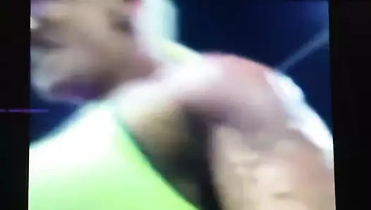 Nicole vahşi sadece pazılarını esnetiyor