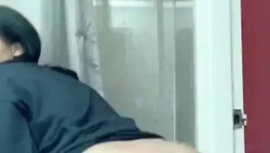 Büyük şişman iri güzel kadın siyah götünü güzelce sallıyor