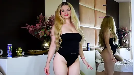 Luxa Cole bacaklarını açıyor ve mastürbasyon yapıyor