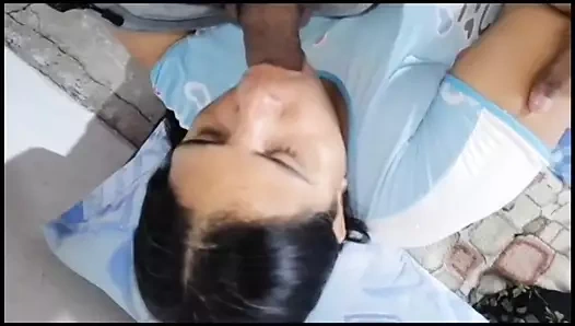 Gavat dinlenirken kocamın üvey erkek kardeşi beni sikiyor. Sonra üvey erkek kardeşinin dölüyle beni sikiyor.