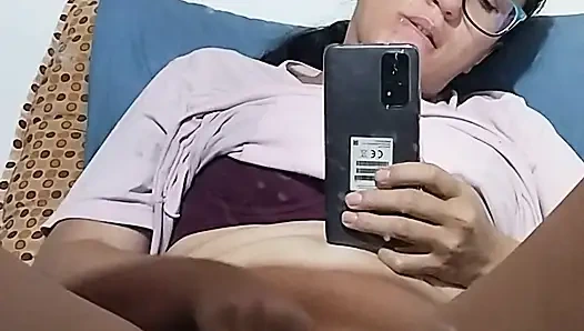 Kız arkadaş erkek arkadaşını üvey erkek kardeşiyle kamera önünde aldatıyor