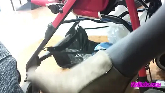 Barda kocamı gri mini çizmelerimle okşuyor