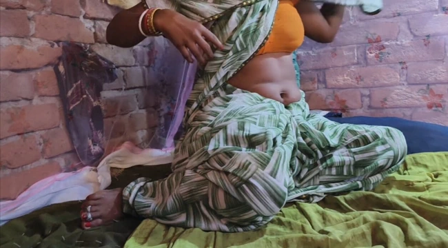 Suman yenge.icute sari saree yenge Hintçe sırtüstü buz masajından sonra sert ve sert anal seks için devarıyla yaramazlık yapıyor