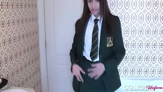 Sırılsıklam üniversiteli kız Sarah Louise seksi üniformasını sırılsıklam yapıyor!