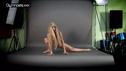 Sıcak jimnastikçi çıplak genç