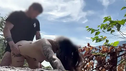 Yalnız yürüyüşçü açık havada sikişiyor