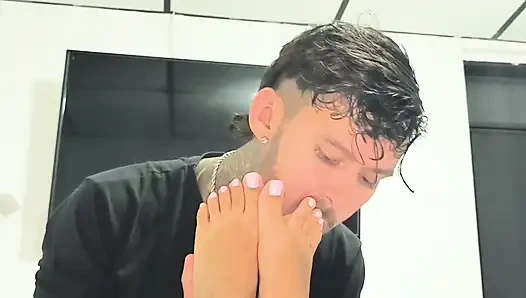 Ayaklarını emiyor ami kız arkadaş