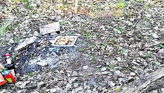 Corona virüsü nedeniyle maskeli açık hava pikniği