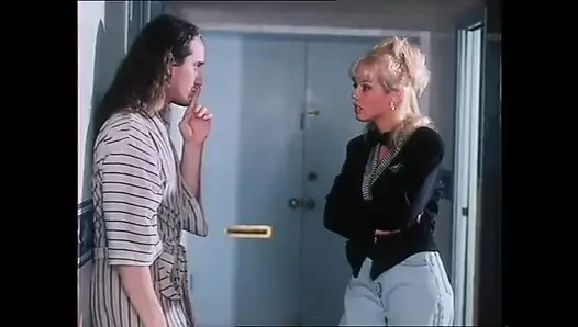 Kocasına kızgın ama romantizme döndüğünde tatmin oldu ve sikildi