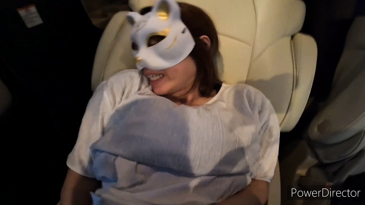 Kocasının olduğu ve geri döndüğü park yerinde vajinal cumshot alan bir hentai evli kadın