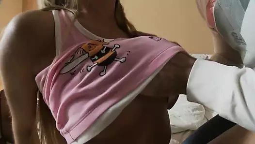 Sarışın yeni kız büyük bir yarağı kabul etmek için amını geniş açıyor