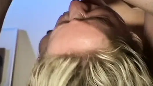 Bu Fransız hatun sert yüzünü sikiyor