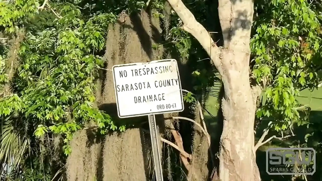 Tangalarla Bisiklete Biniyor Ve açık Havada Sikişiyor