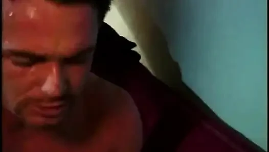 Büyük memeli sarışın orta yaşlı seksi kadın sert biniyor ve yüzüne boşalıyor