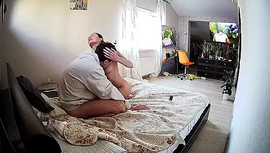 Danildo yarağı zevk alırken Kamila'nın göğüsleriyle oynuyor