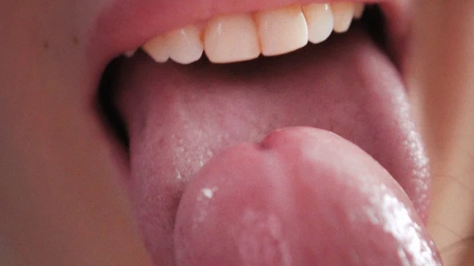 Asyalı kızdan özensiz oral seks frenulum yalama, yakın çekim, pov, dikey videodan parlak cum alır