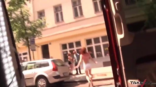 Büyük memeli gözlüklü kız amatör adamı minibüste sikişmeye davet ediyor